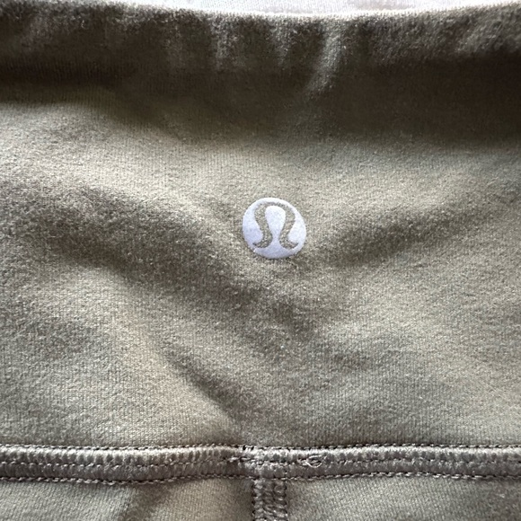 Lululemon Green leggings size 6 - Picture 3 of 4
